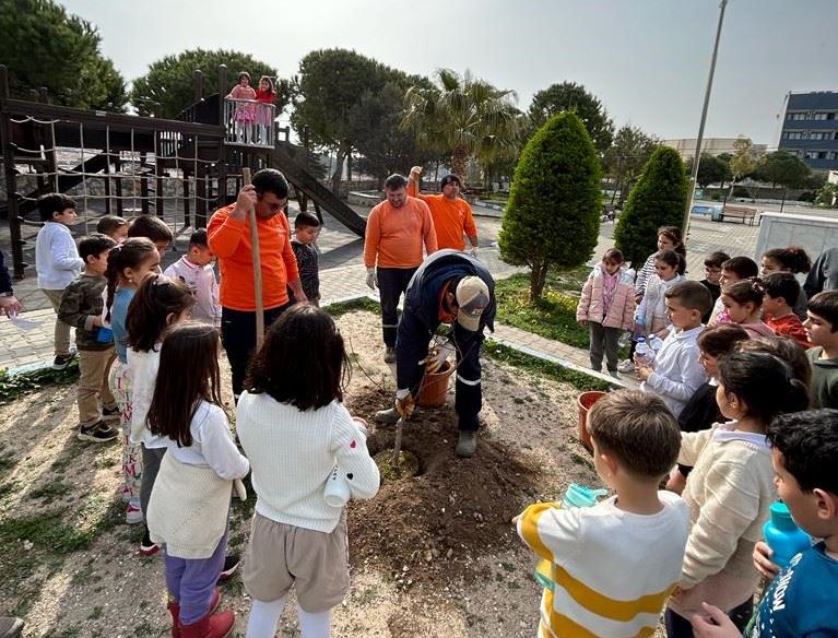 Çeşme Belediyesi çocuklara doğa sevgisi aşılıyor