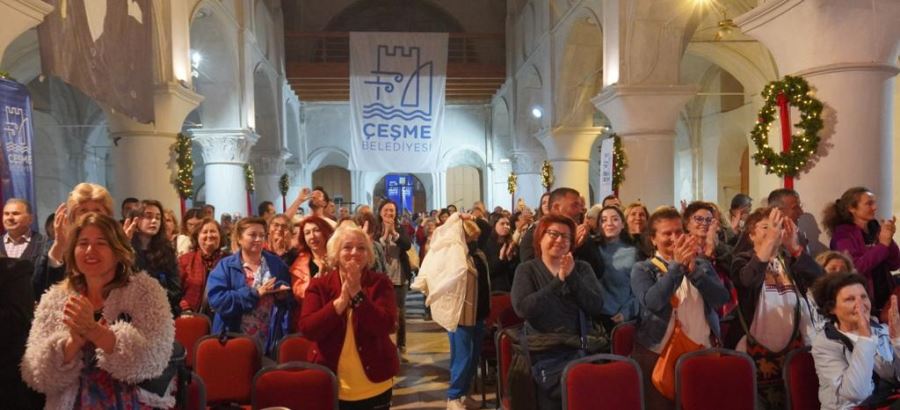 Çeşme Belediyesi Tiyatro Günleri’nde Usta sanatçılar sahne aldı