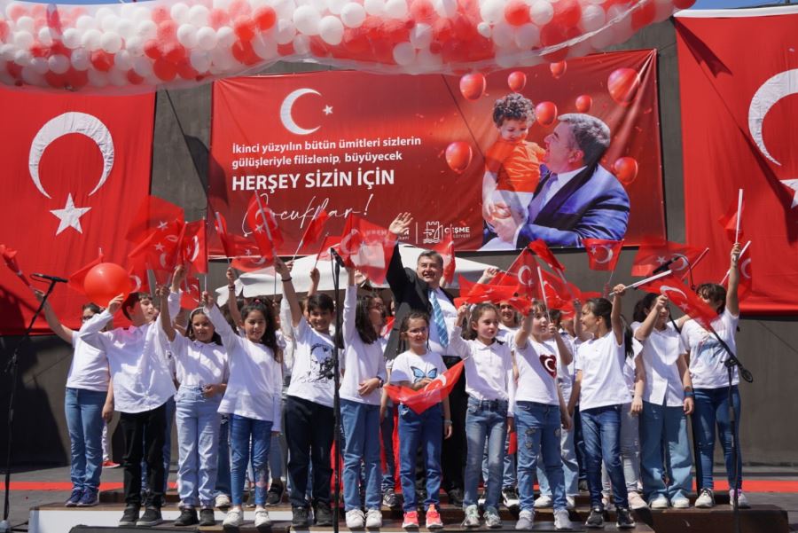Çeşme’de 23 Nisan coşkusu Selda Bağcan ile zirveye ulaştı