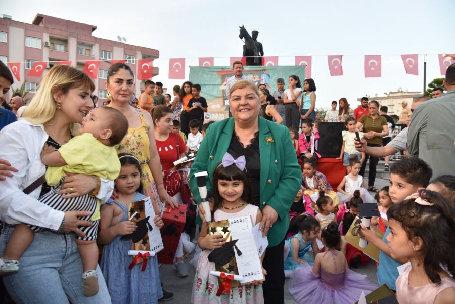 Ceyhanlı çocuklar Kent Meydanı’nda coştu