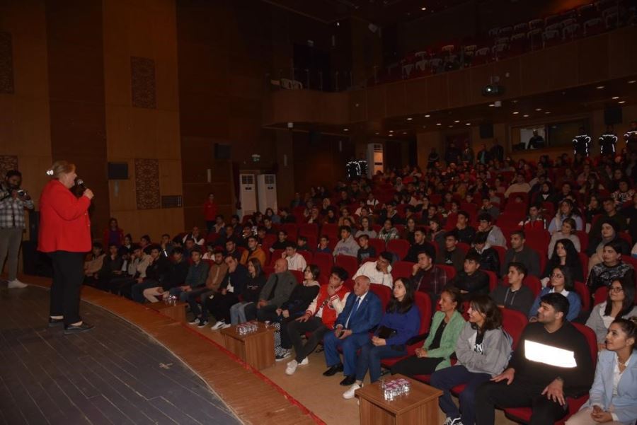 Ceyhanlı gençler sordu, Başkan Erdem yanıtladı