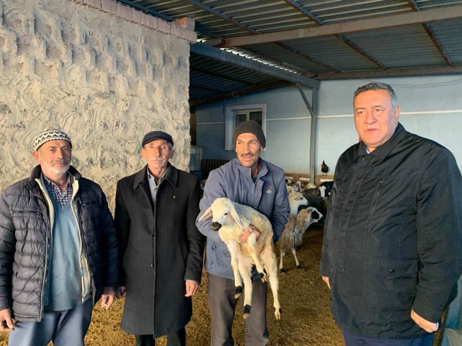 CHP Milletvekili Ömer Fethi Gürer, köydeki ahırlarda hayvan yetiştiricileri ile görüşerek, sorun ve taleplerini dinledi…
