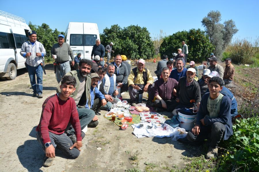 CHP TARSUS İLÇE BAŞKANI AV. OZAN VARAL, YEVMİYECİ TARIM İŞÇİLERİNİ ZİYARET ETTİ