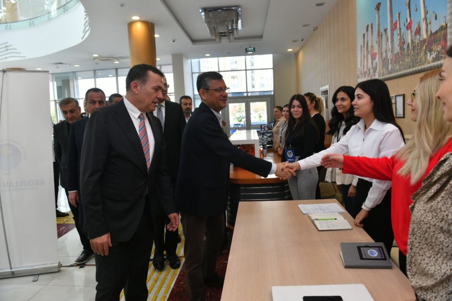 CHP'li Özgür Özel, Yenişehir Belediyesi Giysi Evi'nde depremzedeleri ziyaret etti