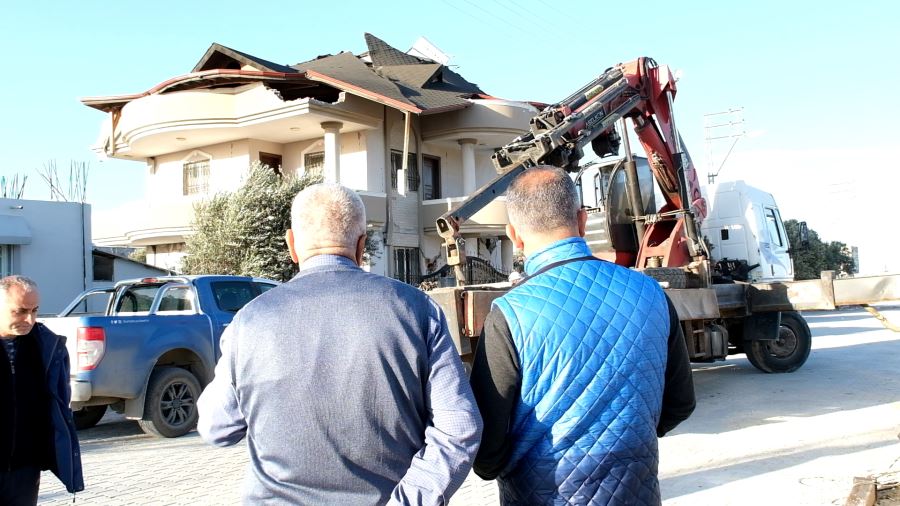 Çifte felaket yaşayan aileye Büyükşehir sahip çıktı