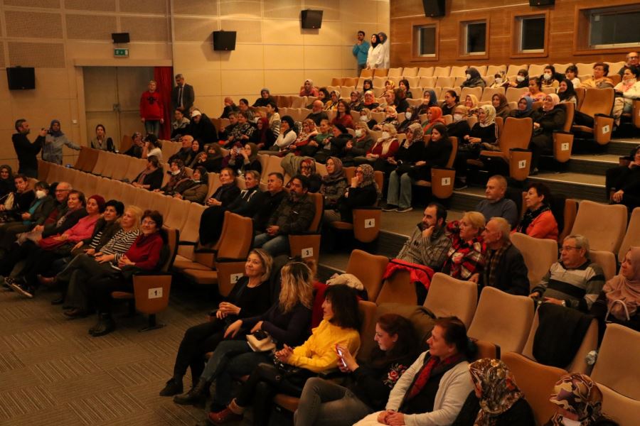 Çınarlarla tiyatro keyfi bir başka