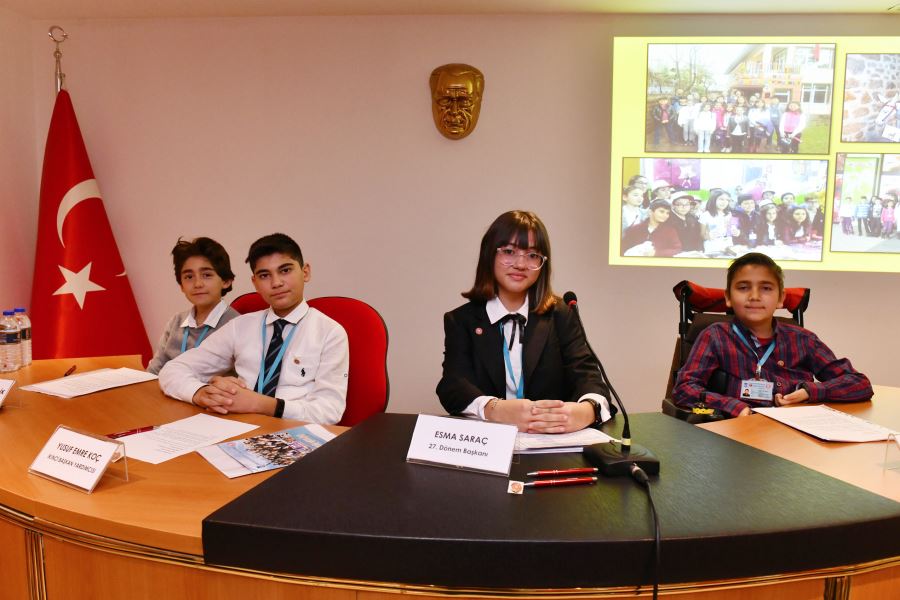 ÇOCUK MECLİSİ ÜYELERİ MAZBATALARINI MANSUR YAVAŞ’TAN ALDI