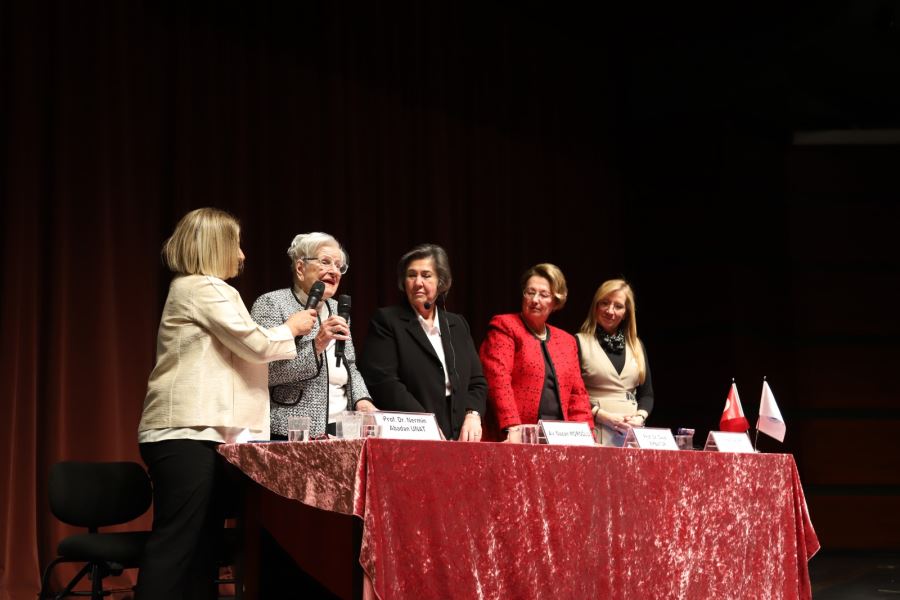 CUMHURİYET KADINLARI 100 YILLIK ONURLU MÜCADELEYİ KONUŞTULAR