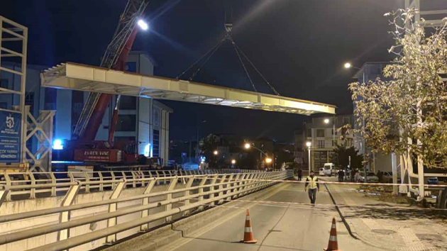 Darıca Okul Yolu Caddesinde yaya üstgeçidinin tabliye montajı yapıldı