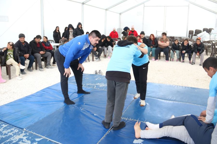Depremzede çocuklar başpehlivanları tuş etti