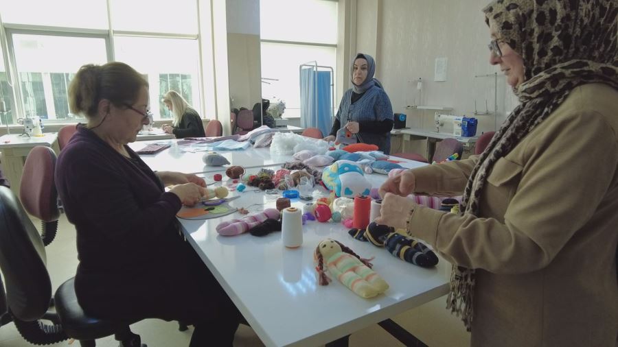 Depremzede çocuklar için oyuncak yapıyorlar