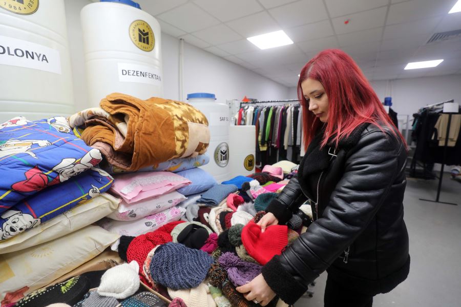 Derman şimdi de depremzedelerin yaralarını sarıyor