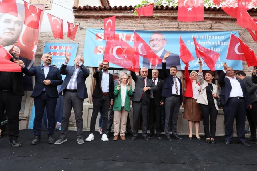 Dikili’de miting havasında seçim ofisi açılışı