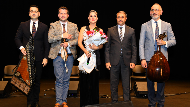 Dilek Türkan kadife sesiyle Balıkesirliler’i mest etti