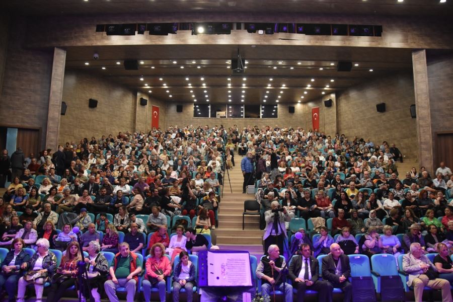 DİLLERDEKİ NAĞMELER KONSERİ AYAKTA ALKIŞLANDI