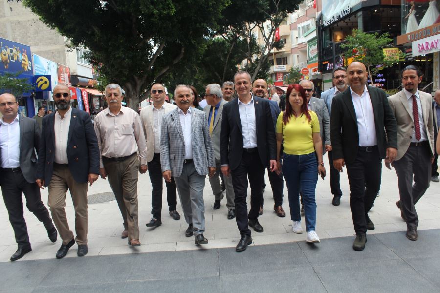 DİNÇER TARSUS'TA MEŞALELERLE KARŞILANDI