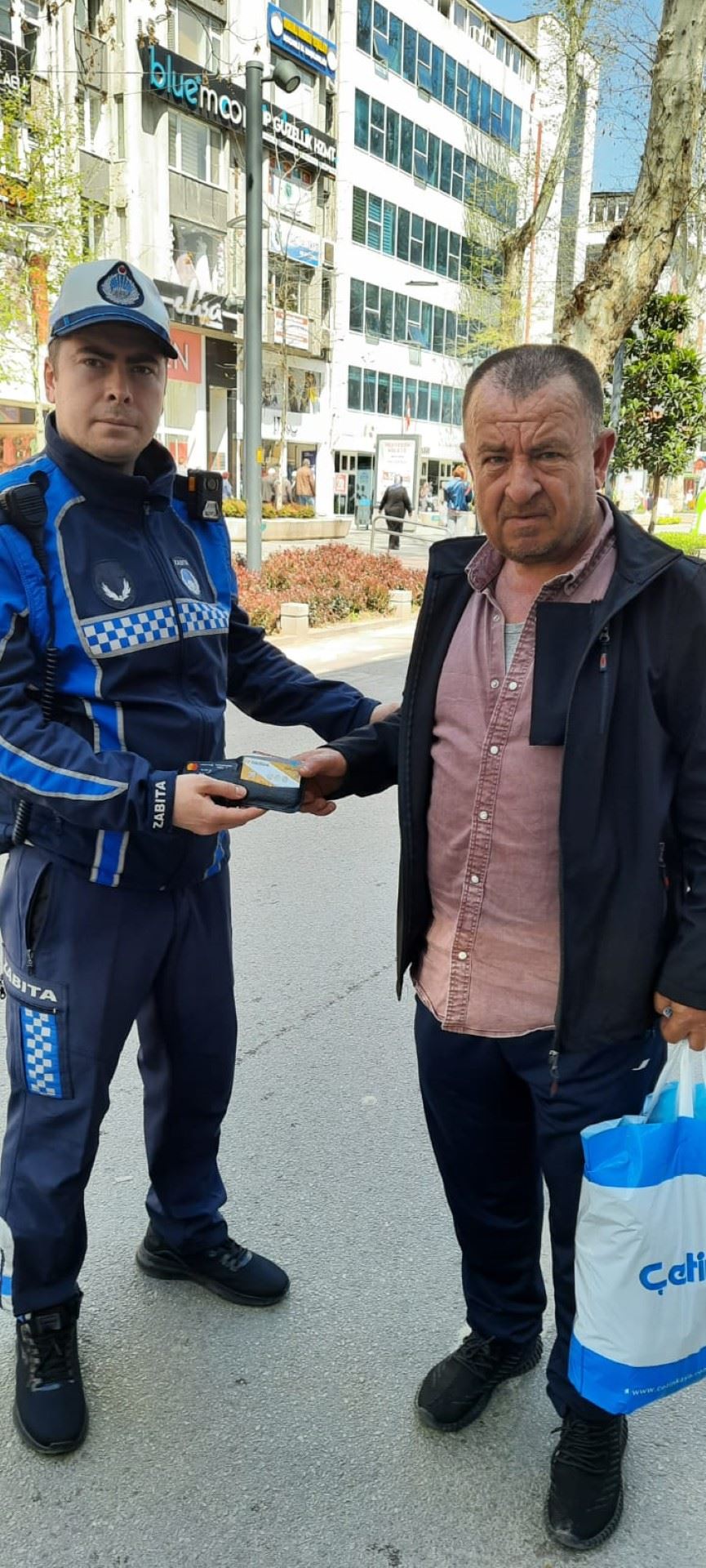 Düşürülen cüzdan ve telefon sahiplerine ulaştırıldı