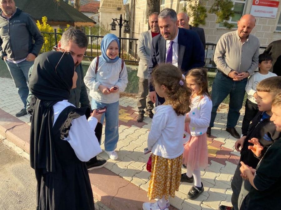 Ertuğrul Başkan Bayram Sevincini Vatandaşlarla Paylaşıyor