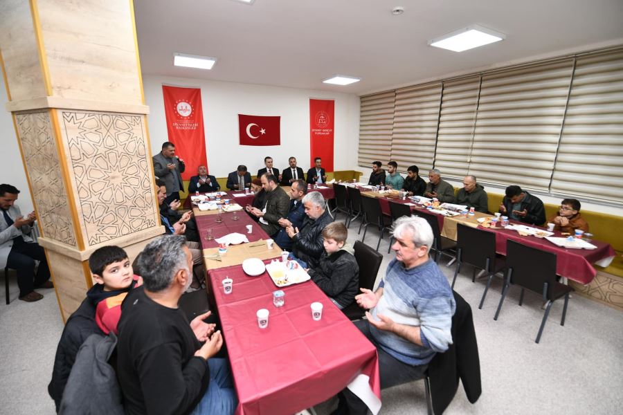 Ertuğrul Başkan İftar Sofrasında Depremzedelerle Bir Arada
