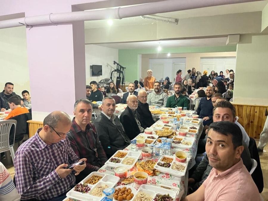 Ertuğrul Başkan’dan Komşularla İftar Yemeği