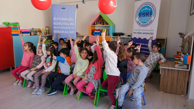 ESKİ OKULLARDA VERDİĞİ EĞİTİMLERE DEVAM EDİYOR