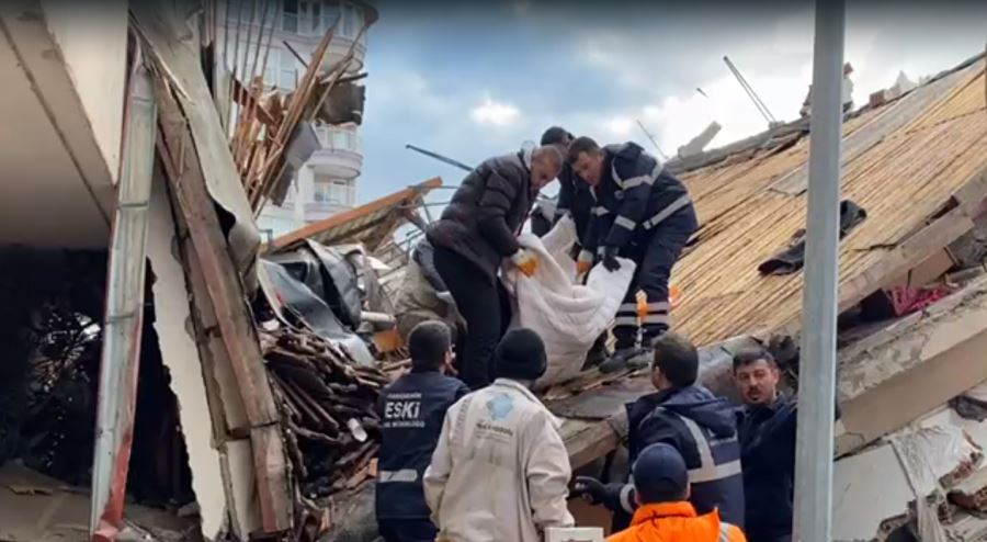 ESKİŞEHİR EKİBİ HATAY’DA 5 KİŞİYİ ENKAZDAN SAĞ ÇIKARDI