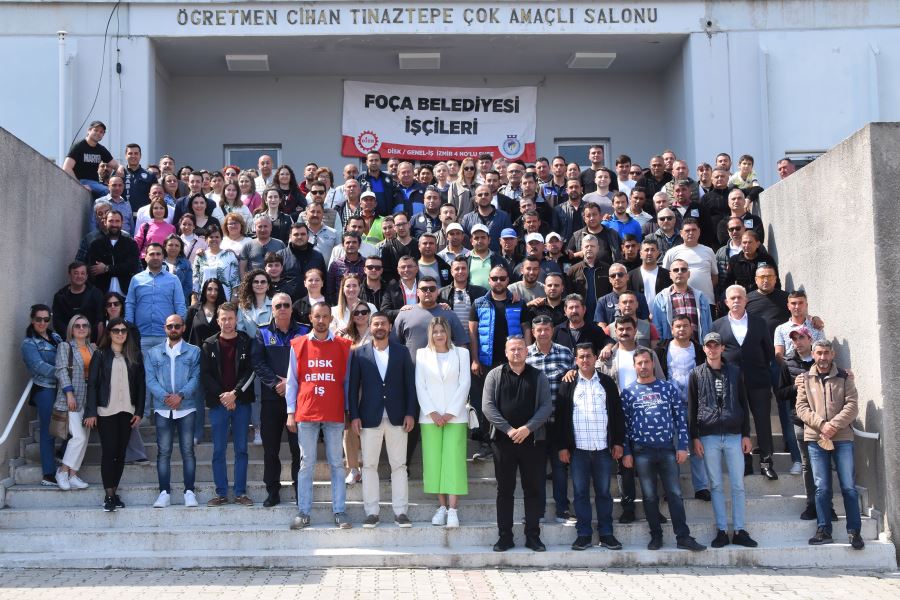 FOÇA BELEDİYE BAŞKANI VE BELEDİYE ÇALIŞANLARI 1 MAYIS’IKUTLADI