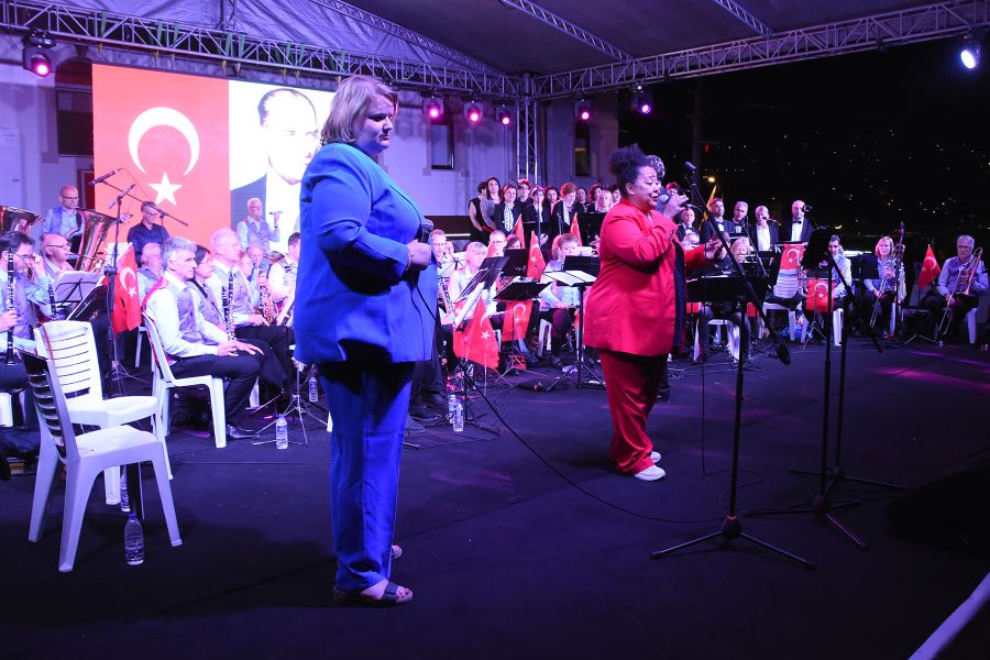 FOÇA’DA 23 NİSAN BÜYÜK COŞKUYA SAHNE OLDU