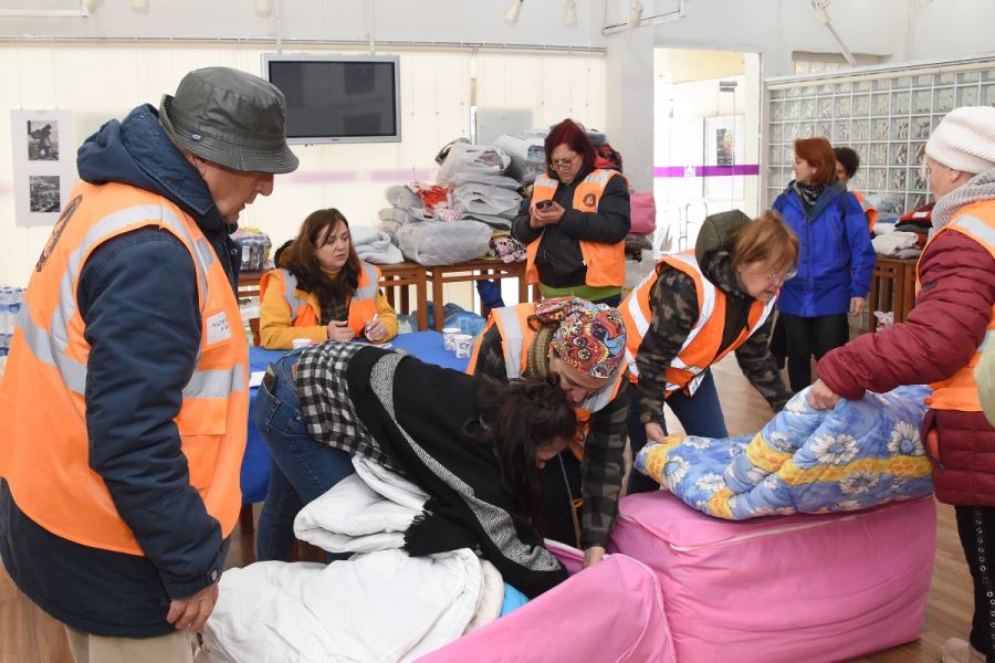 FOÇA’DA DEPREM BÖLGESİ İÇİN YARDIMLAR TOPLANDI