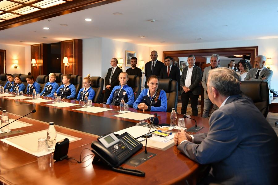 FOMGET KADIN FUTBOL TAKIMINDAN MANSUR YAVAŞ’A SÖZ: ŞAMPİYONLUK KUPASI ANKARA’YA GELECEK