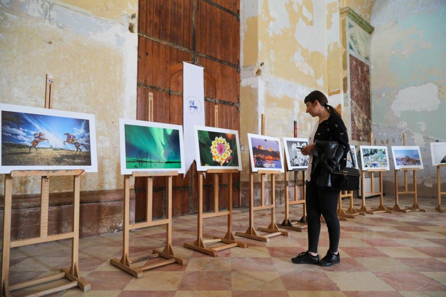 “FOTOĞRAFLA TEK YÜREK” ULUSLARARASI FOTOĞRAF SERGİSİ AÇILDI