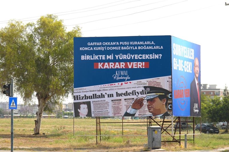 GAFFAR OKKAN PANKARTI, AK PARTİLİ MECLİS ÜYESİNİN ŞİKÂYETİYLE İNDİRİLDİ