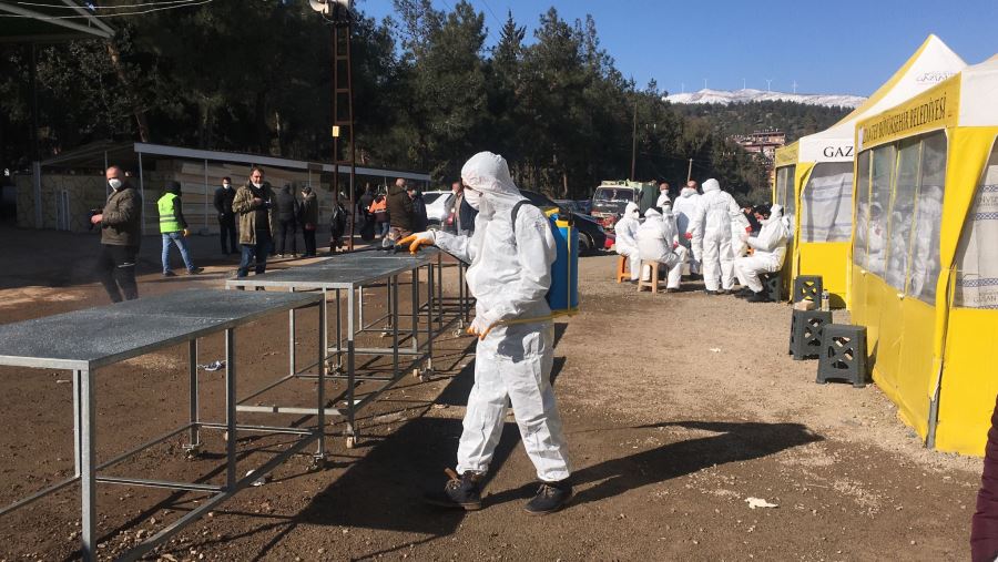 GAZİANTEP BÜYÜKŞEHİR, DEPREM SONRASI SALGIN HASTALIK RİSKİNE KARŞI KENT GENELİNDEKİ İLAÇLAMA ÇALIŞMALARINI SÜRDÜRÜYOR
