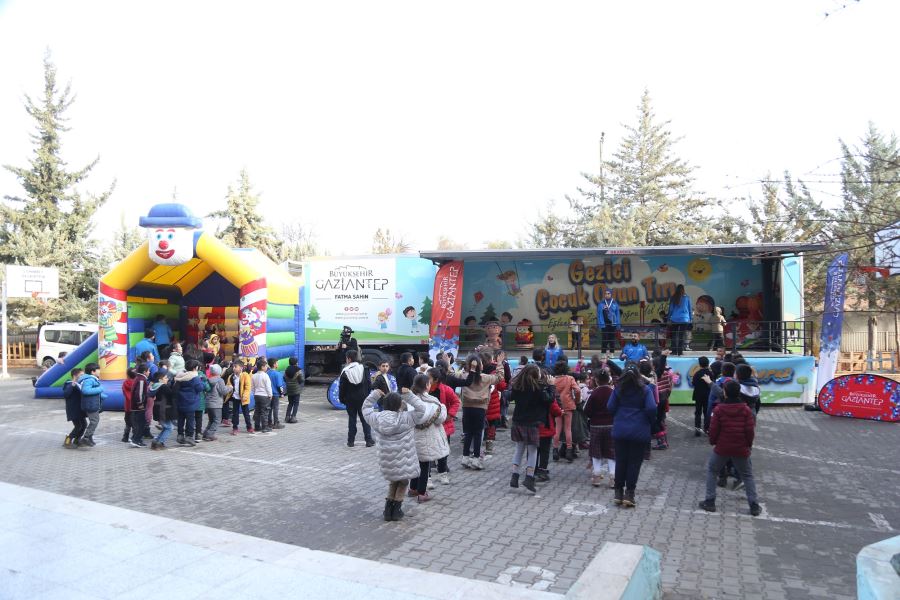 GAZİANTEP BÜYÜKŞEHİR, “GEZİCİ ÇOCUK OYUN TIRI” İLE ÇOCUKLARA UNUTULMAZ BİR GÜN YAŞATIYOR
