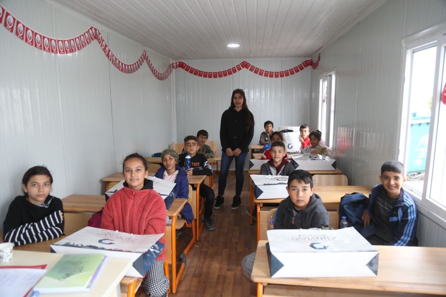 GAZİANTEP BÜYÜKŞEHİR, İLK DERS GÜNÜNDE ÖĞRENCİLERE KIRTASİYE VE ÇANTA DESTEĞİ VERDİ
