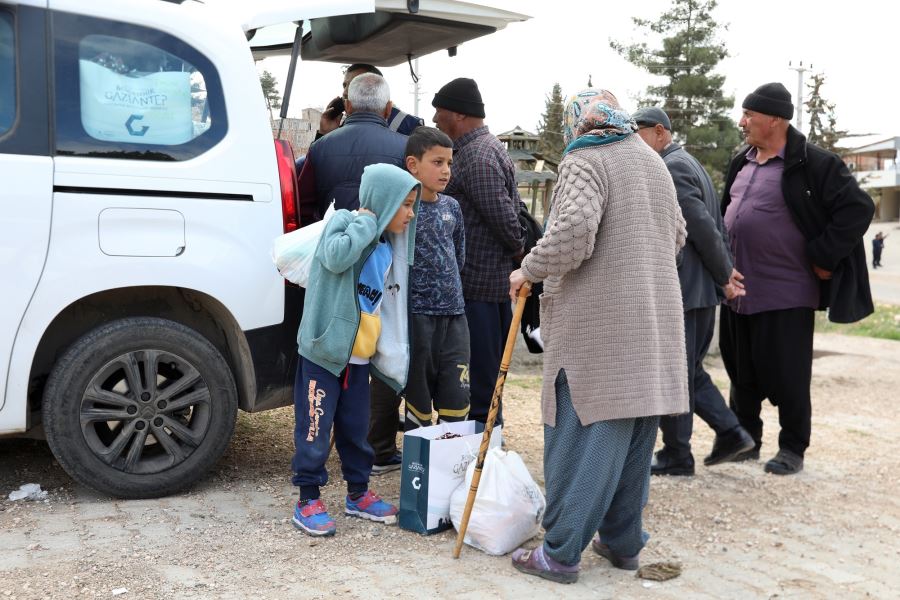 GAZİANTEP BÜYÜKŞEHİR, KÖYLERDE YAŞAYAN DEPREMZEDELERİN İHTİYAÇLARINI KARŞILAMAYA DEVAM EDİYOR