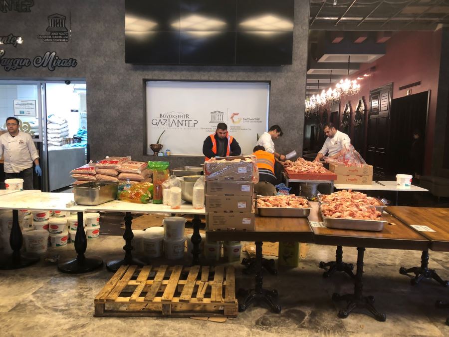 GAZİANTEP BÜYÜKŞEHİR, MSM'YE BAĞLI TESİSLERDE DEPREMZEDELER İÇİN YEMEK İKRAMI YAPIYOR