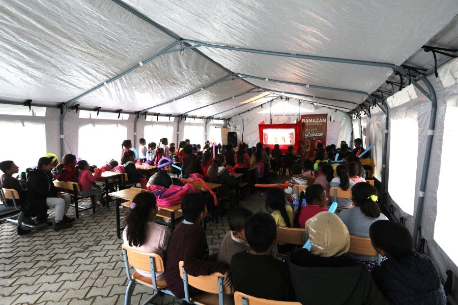 GAZİANTEP BÜYÜKŞEHİR, RAMAZAN AYI BOYUNCA DEPREM BÖLGELERİNDE HACİVAT VE KARAGÖZ’Ü SAHNELİYOR