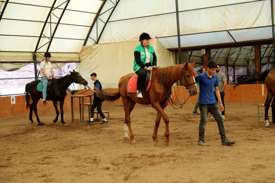 GAZİANTEP BÜYÜKŞEHİR’DEN AFETZEDE GENÇLERE ATLA TERAPİ HİZMETİ