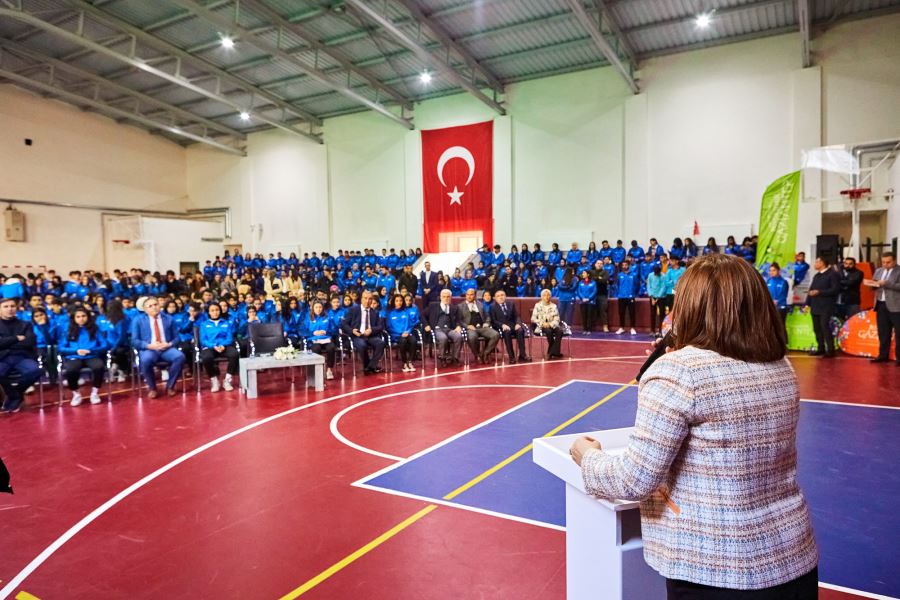 GAZİANTEP BÜYÜKŞEHİR’DEN, LİSE ÖĞRENCİLERİNE EŞOFMAN TAKIMI