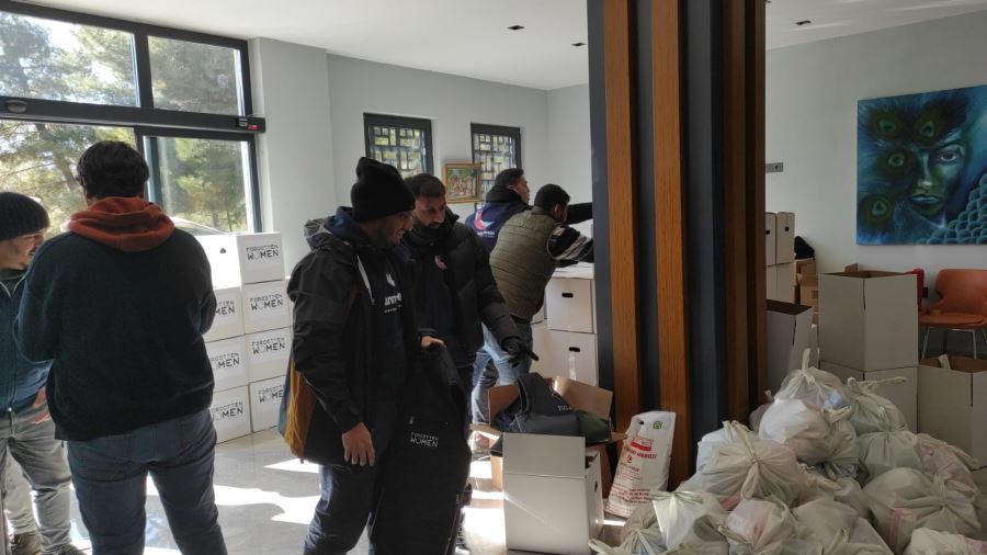 GAZİANTEP BÜYÜKŞEHİR’İN GÖNÜLLÜ EKİBİ, DEPREMZEDELERİN İHTİYAÇLARINI KARŞILAMAK İÇİN SAHADA NÖBETTE!