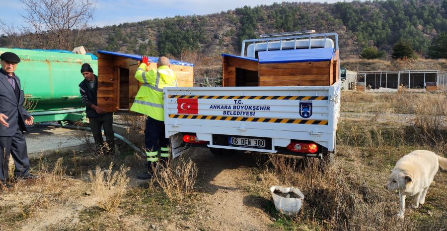 GERİ DÖNÜŞÜM ATÖLYELERİNDE ÜRETİLEN KÖPEK KULÜBELERİ DAĞITILDI
