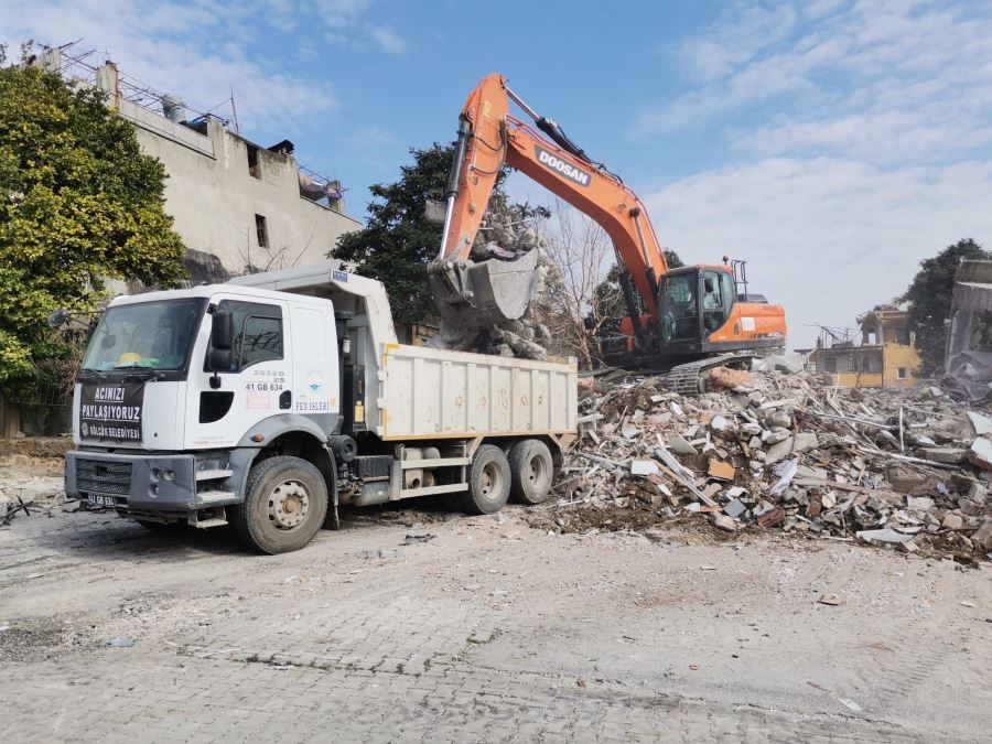 GÖLCÜK BELEDİYESİ DEPREM BÖLGESİNDE ÇALIŞMALARINI SÜRDÜRÜYOR