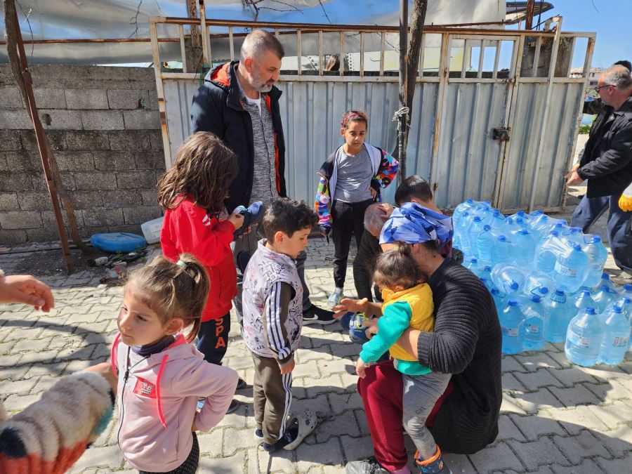 GÖLCÜK BELEDİYESİ HATAY'DA İÇME SUYU DAĞITIMINI SÜRDÜRÜYOR