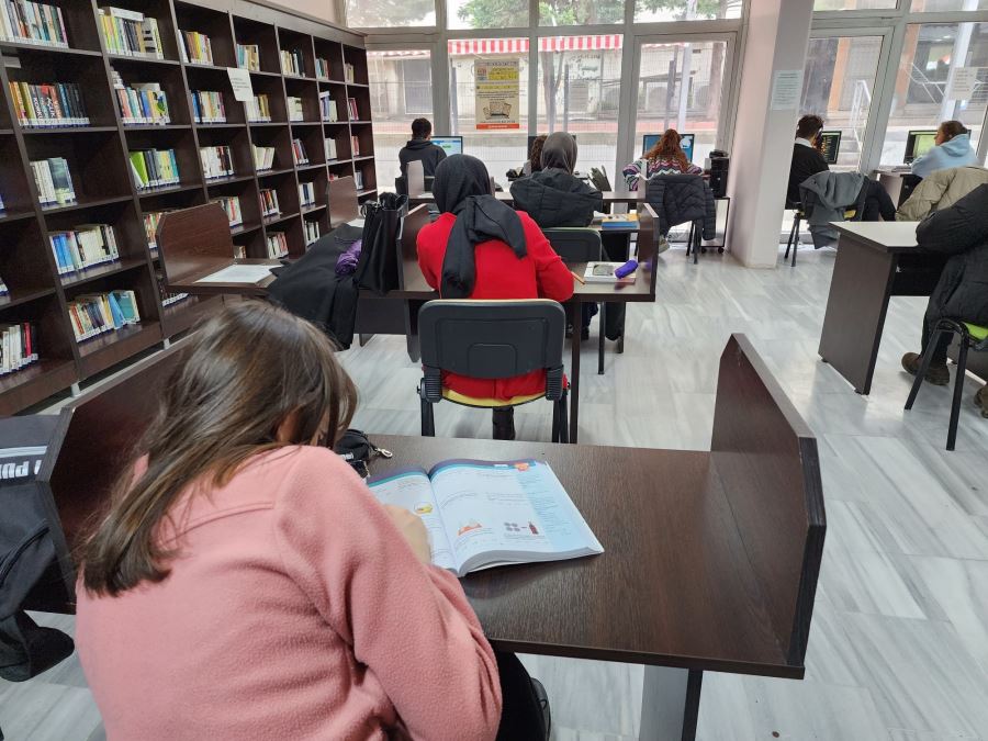 GÖLCÜK BELEDİYESİ KÜTÜPHANELERİ GENÇLERİN UĞRAK NOKTASI OLDU