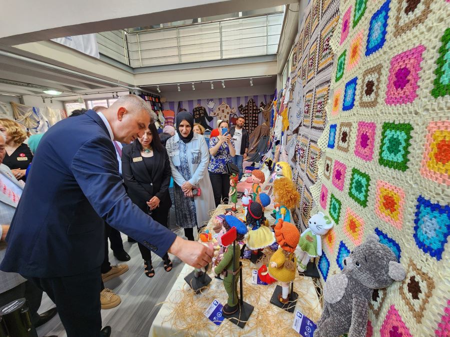 GÖLCÜK BELEDİYESİ SANAT GALERİSİNDE KARMA SERGİLER SÜRÜYOR