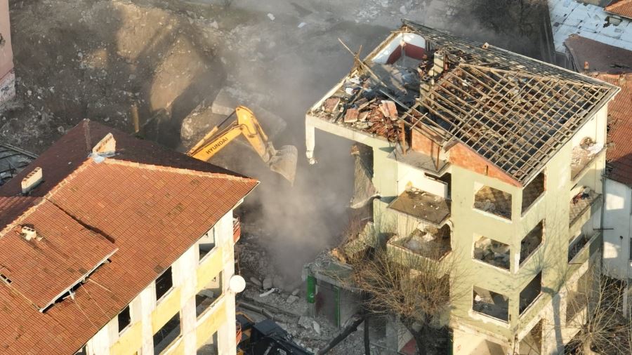 GÖLCÜK MERKEZ KENTSEL DÖNÜŞÜMDE YIKIM ÇALIŞMALARI BAŞLADI