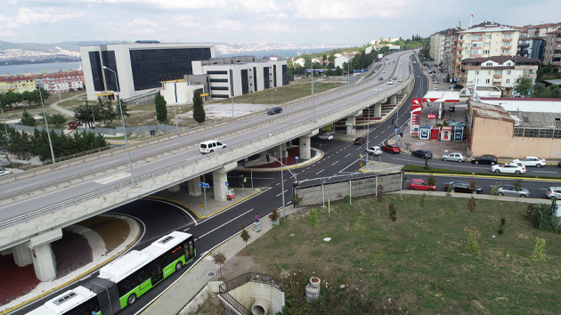 Gölcük Yüzbaşılar Köprülü kavşağı yan yollarında yol çizgileri çekildi