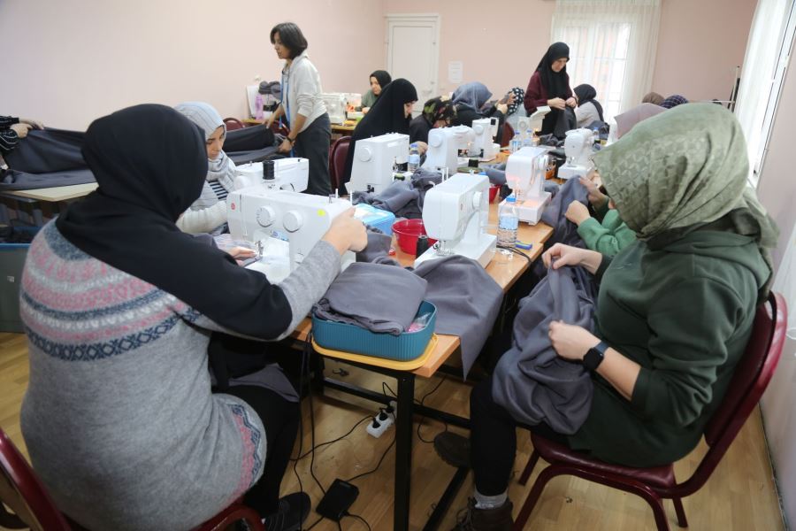 GÖLCÜKLÜ ANNELER DEPREMZEDE EVLATLARINI ISITMAK İÇİN ÜRETİYOR
