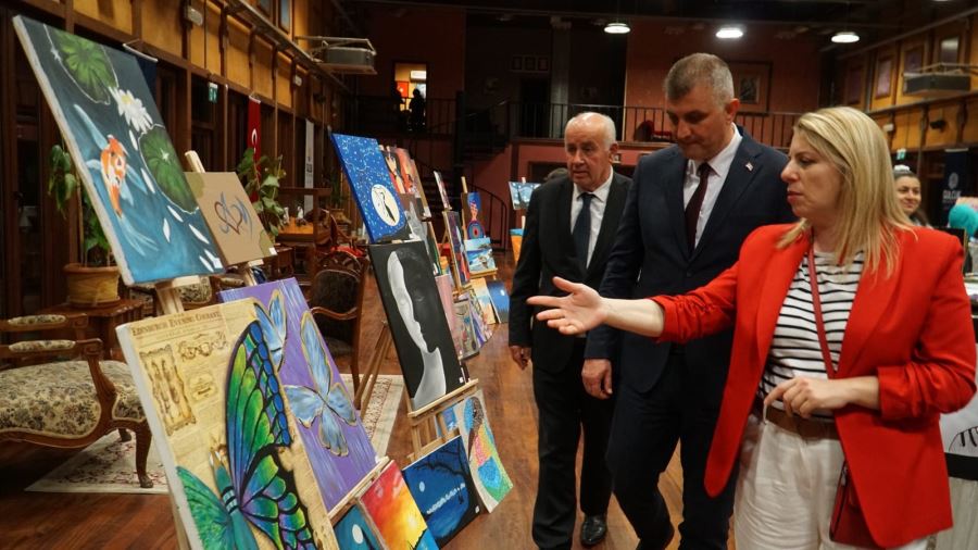 GÖLCÜKLÜ ÖĞRENCİLERİN SANAT ŞÖLENİ DİNLEYENLERİ MEST ETTİ
